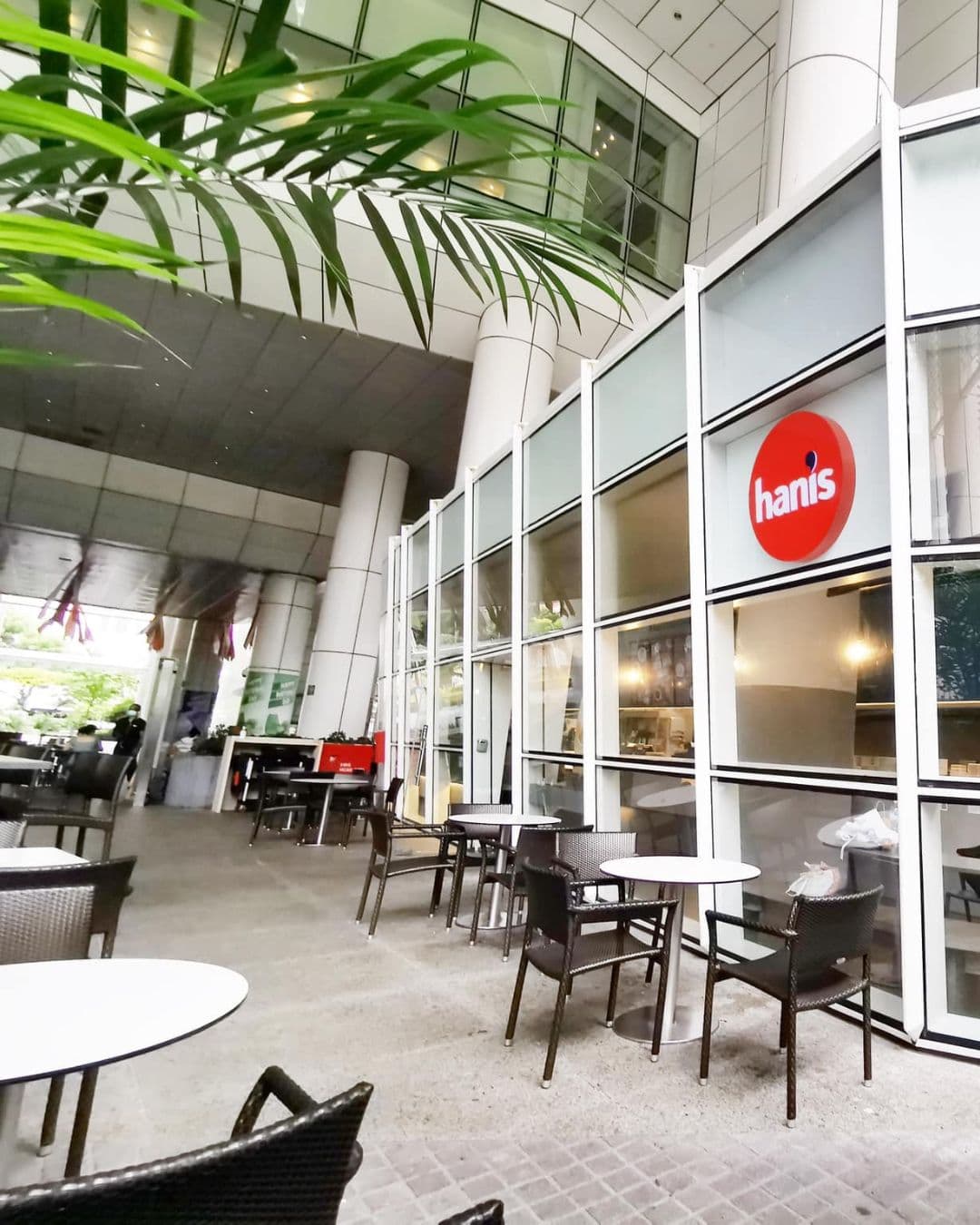 Lee Kong Chian Library – Outdoor Café Study Nook at Hanis Outdoor seating at Hanis café, part of the Lee Kong Chian Reference Library