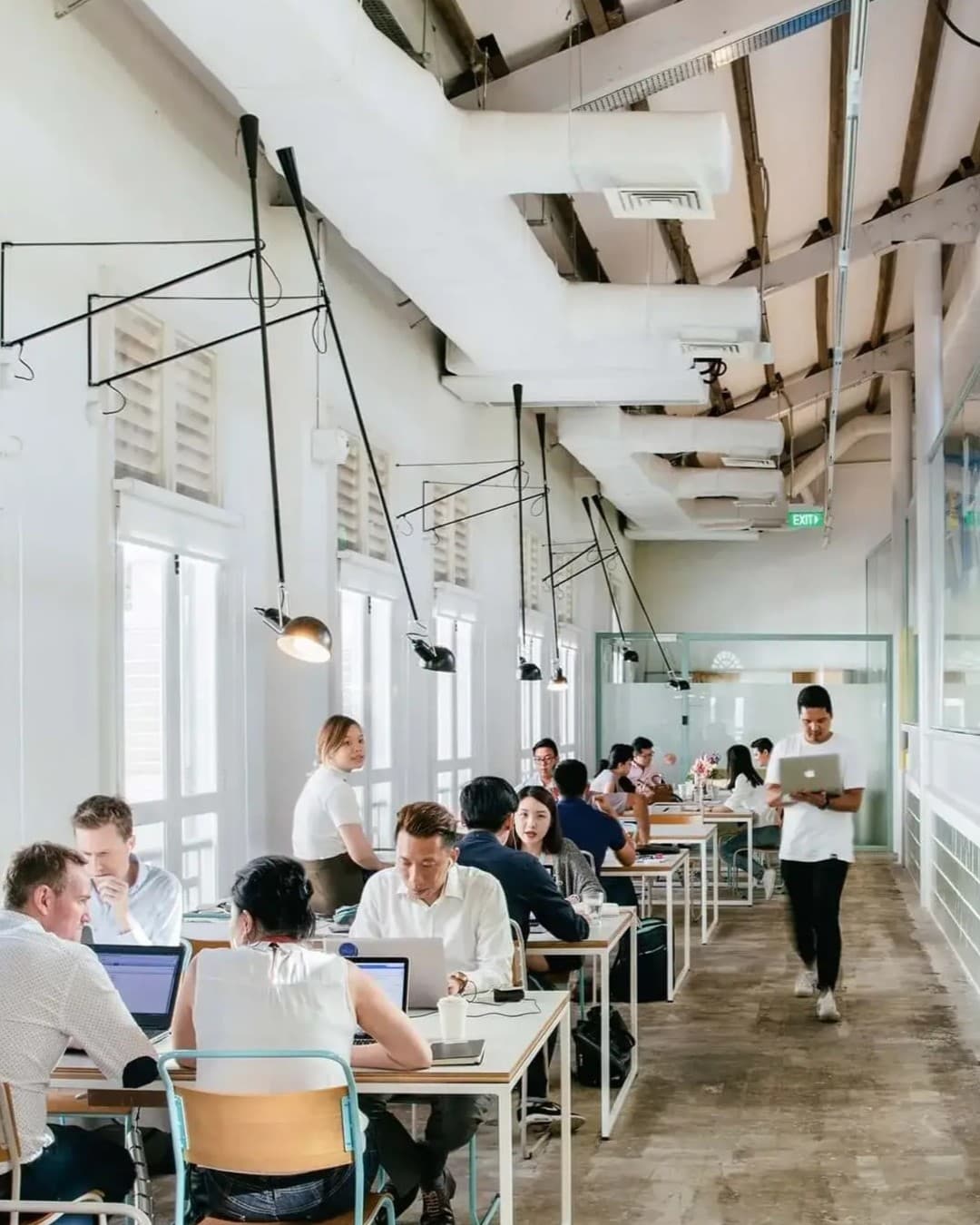 The Working Capital – Study places in Singapore, drenched in sunlight Spacious co-working corridor flooded with natural light and busy students – ideal study places in Singapore